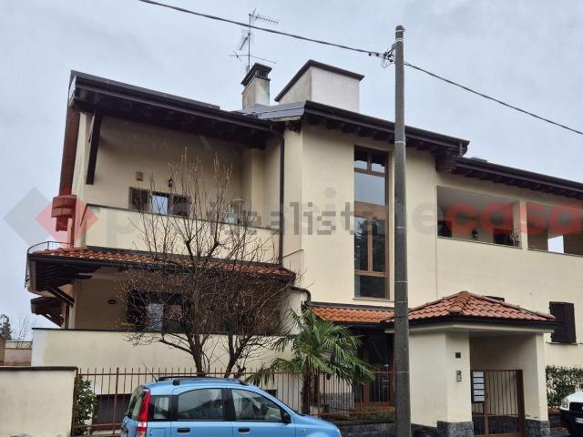 Appartamento in vendita di 170 m² in Via Francesco Petrarca, 12