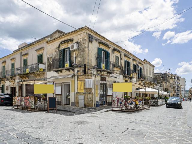 Appartamento in vendita di 170 m² in Via Salvatore La Rosa, 19
