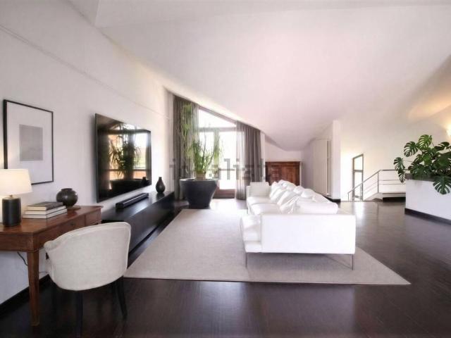 Appartamento in vendita di 170 m² in Via Ugo Merlini, 7