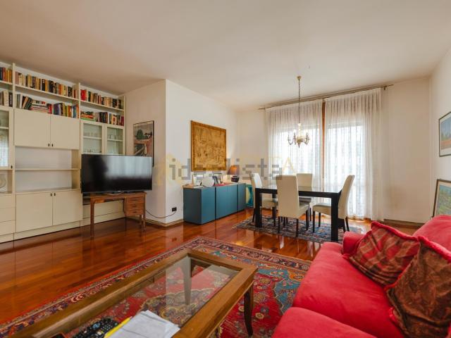 Appartamento in vendita di 170 m² in Via Vittorio Veneto, 34