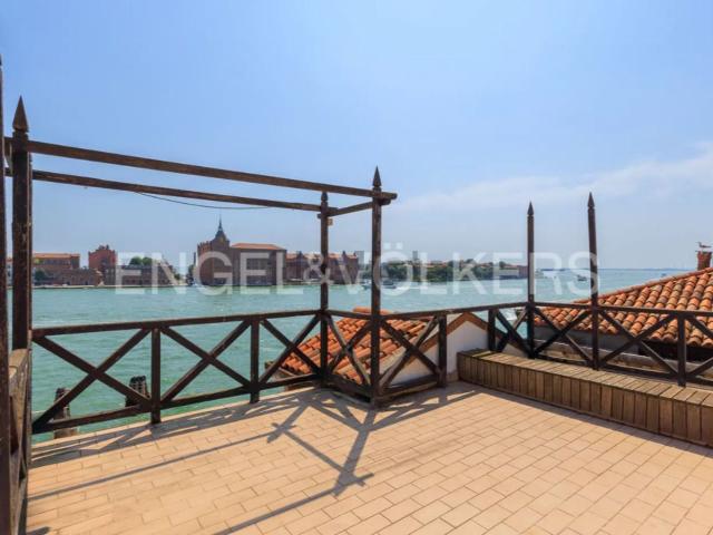Appartamento in vendita di 170 m² in Fondamenta Zattere Al Ponte Lungo