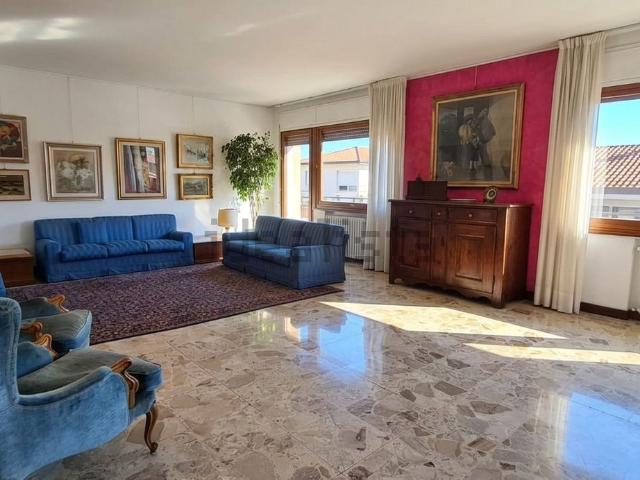 Appartamento in vendita di 171 m² in Via Giacomo Matteotti, 11