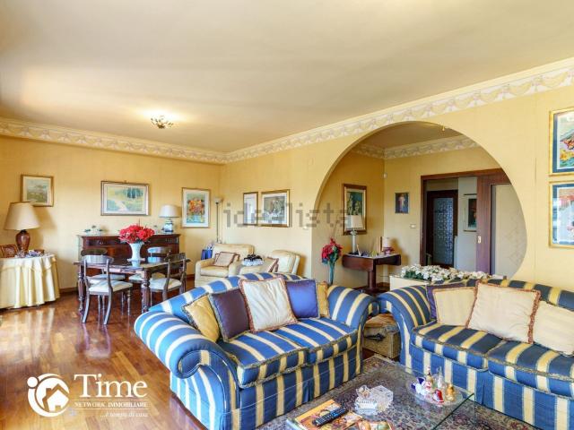 Appartamento in vendita di 172 m² in Via Carnazza