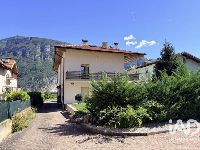 Appartamento in vendita di 172 m² in Via G. Pascoli, 17