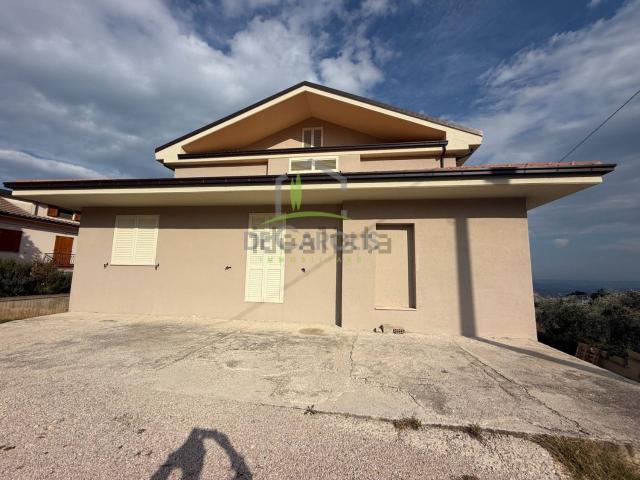 Appartamento in vendita di 172 m² in Contrada Monte, 7