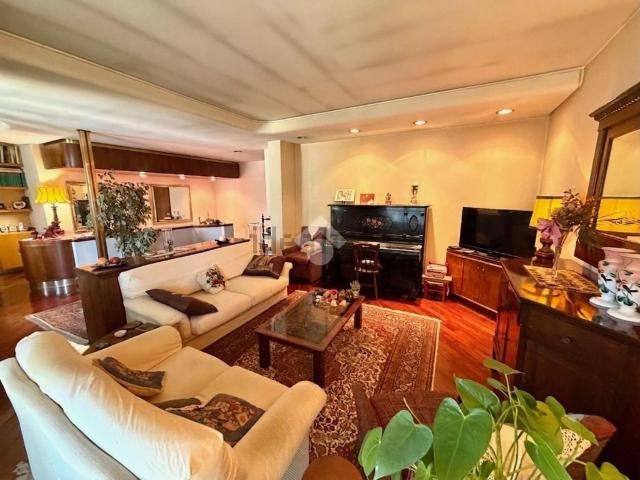 Appartamento in vendita di 174 m² in Via Corrado Lubian