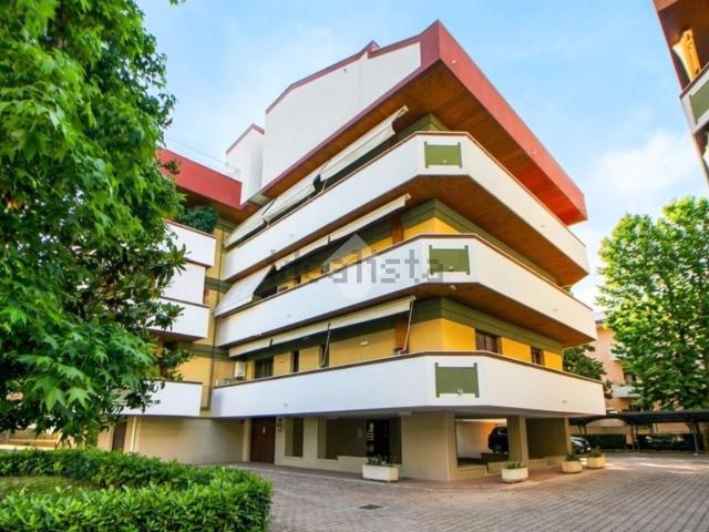 Appartamento in vendita di 174 m² in Viale Alcione, 211