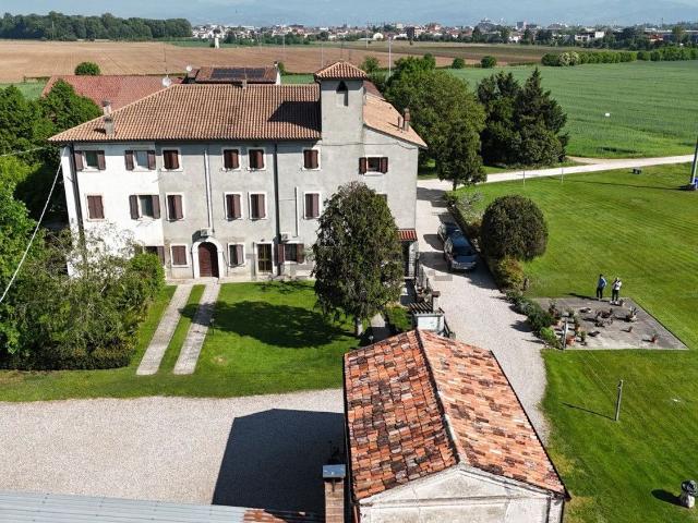 Appartamento in vendita di 174 m² in Via Giosuè Carducci
