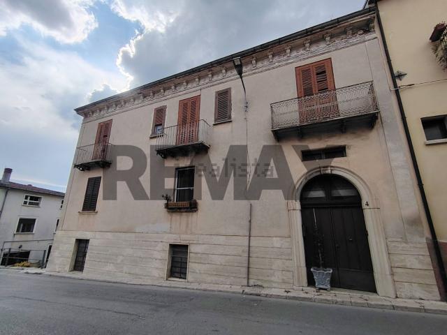 Appartamento in vendita di 174 m² in Piazza Municipio, 24