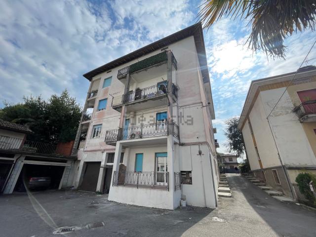Appartamento in vendita di 175 m² in Via Adro