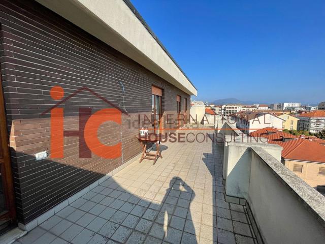 Appartamento in vendita di 176 m² in Via Angelo Maj