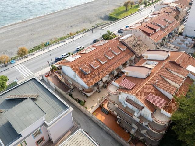 Appartamento in vendita di 176 m² in Lungomare Unità dell&apos Italia, 90