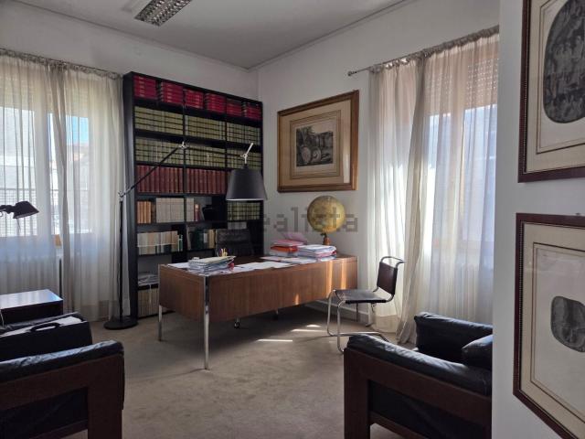 Appartamento in vendita di 178 m² in Via Vittorio Veneto, 2