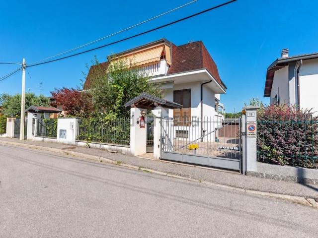 Appartamento in vendita di 180 m² in Via Cislago, 17