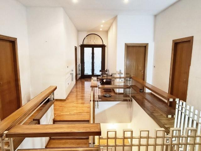Appartamento in vendita di 180 m² in Via Dante Alighieri