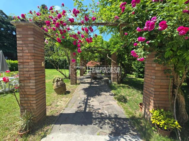 Appartamento in vendita di 180 m² in Via Ippolito Nievo
