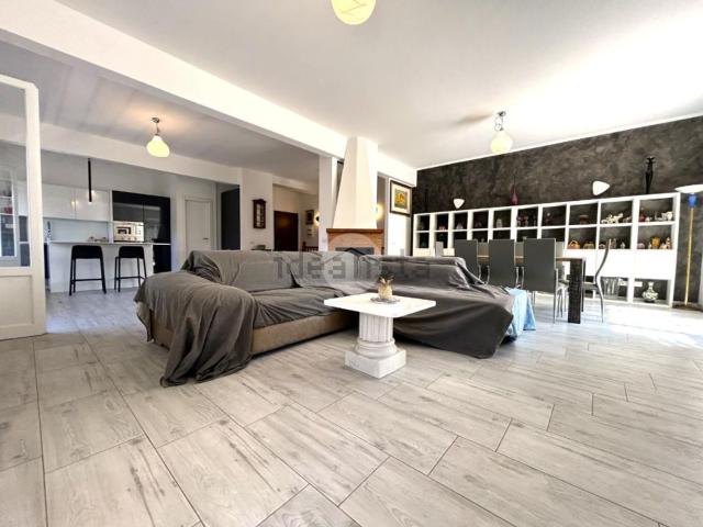 Appartamento in vendita di 180 m² in Via Ninfa Alburnea, 2