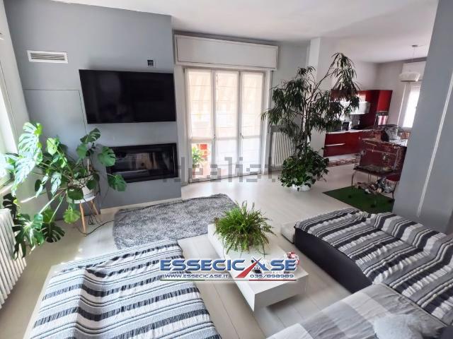 Appartamento in vendita di 180 m² in Via Salvatore Quasimodo, 25