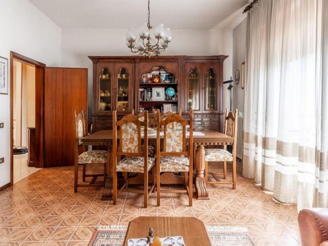 Appartamento in vendita di 180 m² in Via San Pio da Pietrelcina, 50053