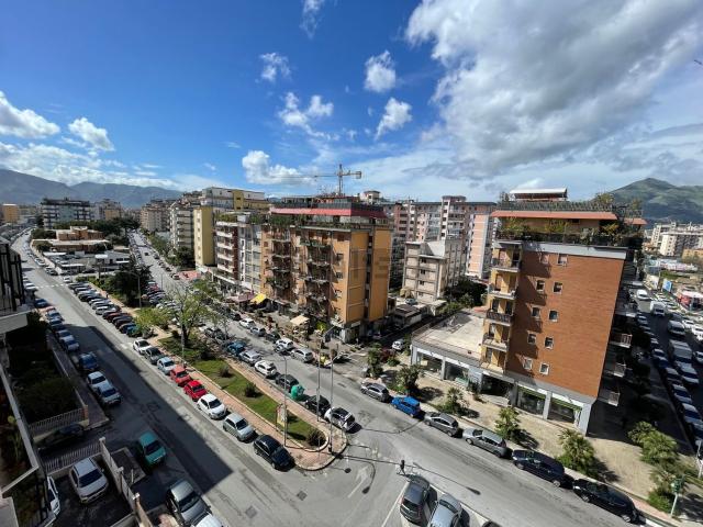 Appartamento in vendita di 180 m² in Via Principe di Paternò, 90