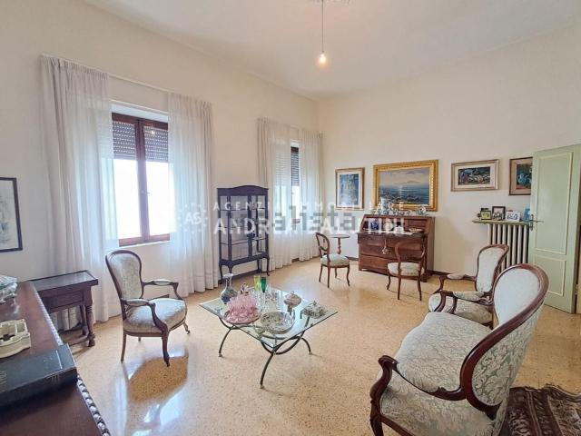 Appartamento in vendita di 180 m² in Via Vittorio Veneto