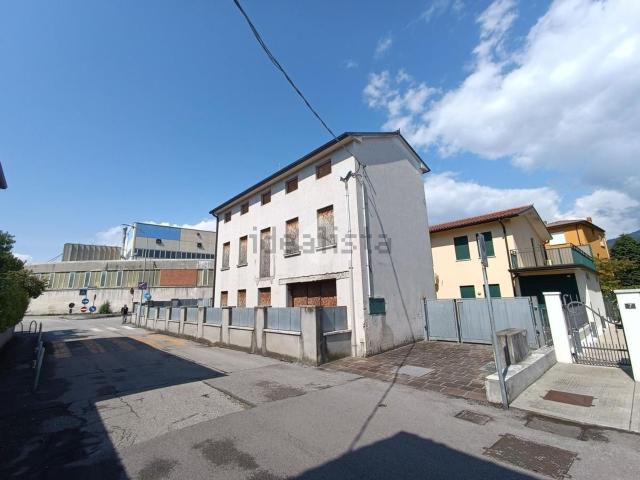 Appartamento in vendita di 180 m² in Viale Martiri della Libertà, 51