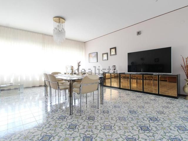 Appartamento in vendita di 180 m² in Viale Michelangelo, 1004