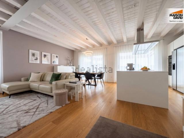 Appartamento in vendita di 181 m² in Via Brigata Cadore, 8