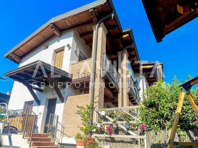 Appartamento in vendita di 181 m² in Via Regia Antica