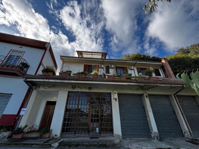 Appartamento in vendita di 182 m² in Via Umi, 9