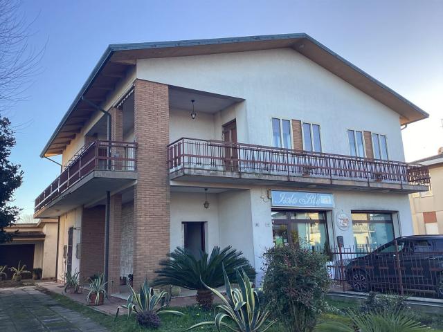 Appartamento in vendita di 183 m² in Via Giacomo Matteotti, 36