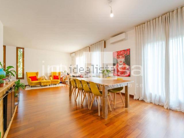 Appartamento in vendita di 184 m² in Via degli Alpini, 22