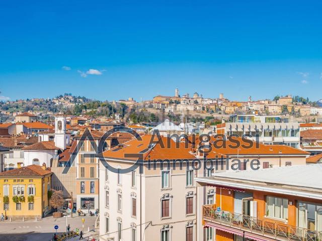 Appartamento in vendita di 185 m² in Via Giorgio e Guido Paglia, 1