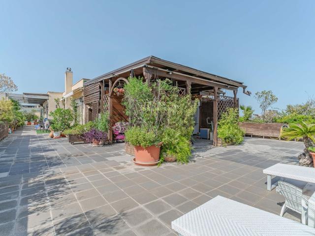 Appartamento in vendita di 185 m² in Via Divisione Paracadutisti della Folgore