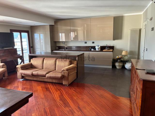 Appartamento in vendita di 185 m² in Via Francesco Tovaglieri