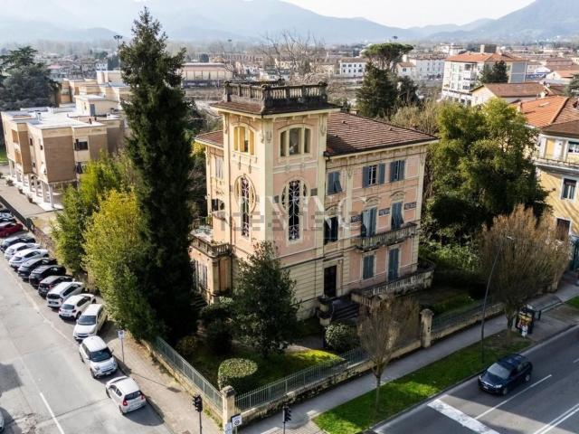 Appartamento in vendita di 185 m² in Viale Giuseppe Giusti, 331