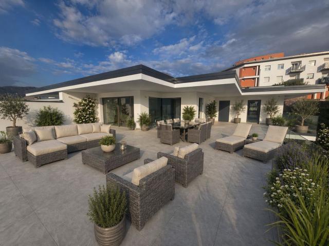 Appartamento in vendita di 187 m² in Via delle Tre Croci, 52