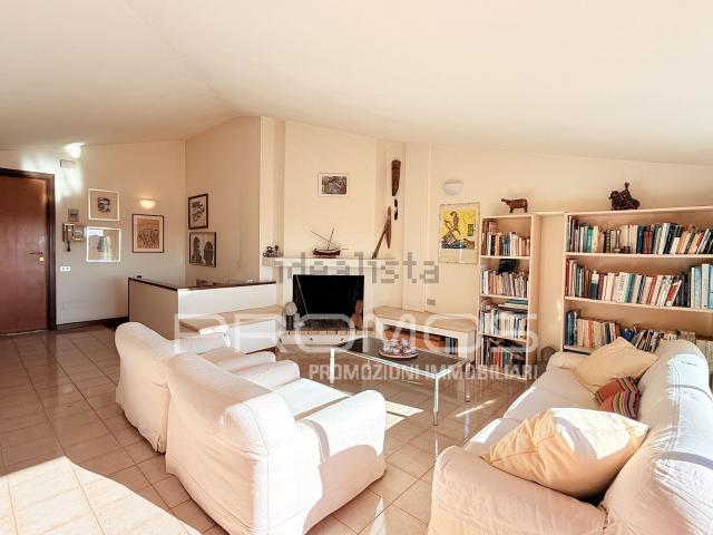 Appartamento in vendita di 190 m² in Via Grecale
