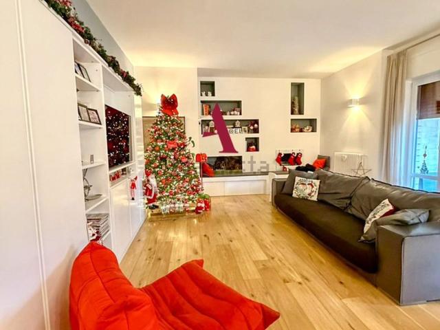 Appartamento in vendita di 190 m² in Via R. Marcone