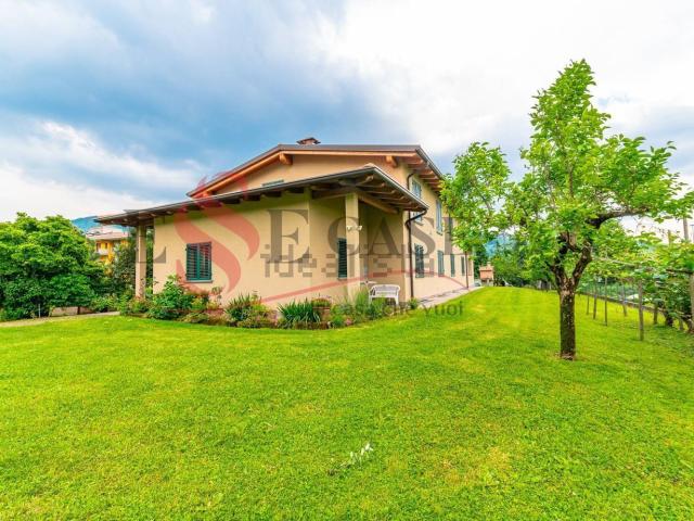 Appartamento in vendita di 190 m² in Via Rotone, 27