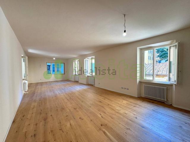 Appartamento in vendita di 190 m² in Via Tegrimi