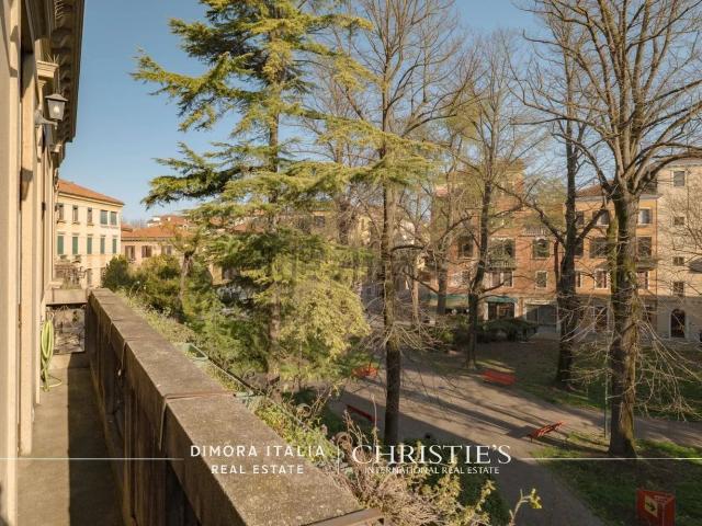 Appartamento in vendita di 192 m² in Calle Franco Passarella