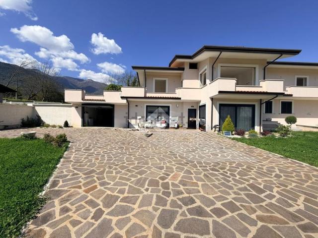 Appartamento in vendita di 193 m² in Via La Quercia