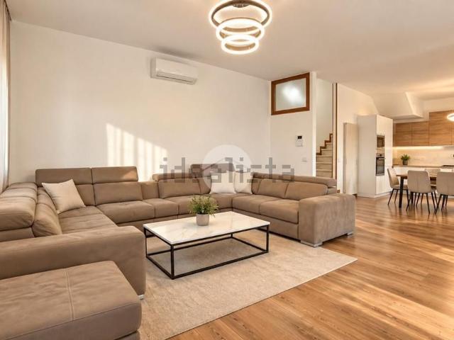 Appartamento in vendita di 195 m² in Via Carlo Alberto Dalla Chiesa, 19
