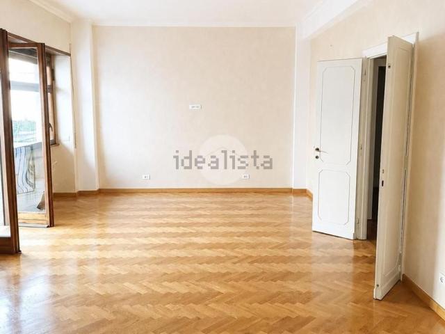 Appartamento in vendita di 195 m² in Via Festo Avieno, 92