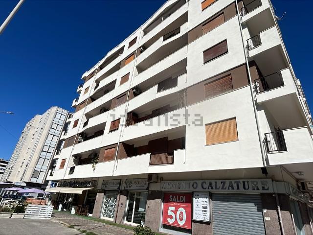 Appartamento in vendita di 195 m² in Viale Giovanni e Francesca Falcone, 162