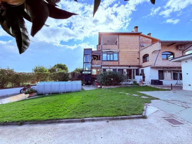 Appartamento in vendita di 195 m² in Strada Licini, 61