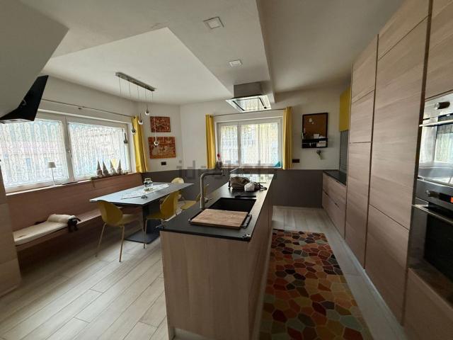 Appartamento in vendita di 196 m² in Via Ettore Sottsass, 13