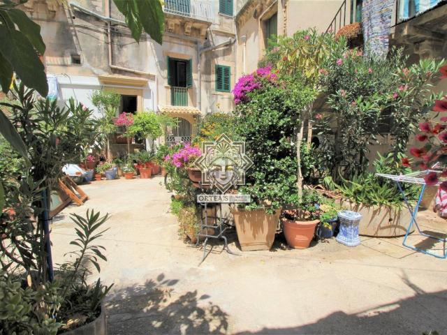 Appartamento in vendita di 197 m² in Via Vincenzo Mirabella