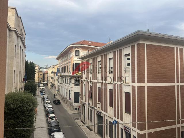 Appartamento in vendita di 198 m² in Via Giosuè Carducci, 46